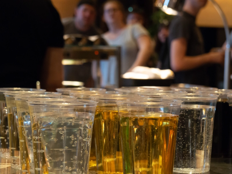 Essen und Trinken an den Take-Away Ständen der Samsung Hall