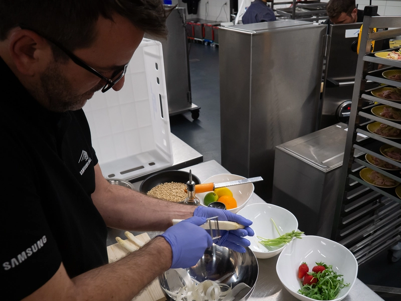 Rezept für einen fruchtig frischen rohen Spargelsalat von der Samsung Hall