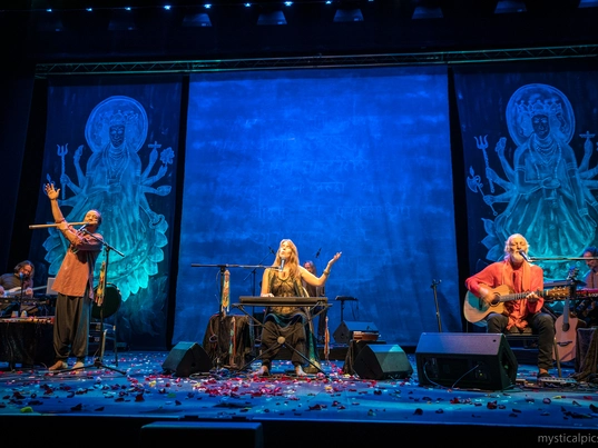 Deva Premal & Miten mit Manose in der Samsung Hall Zürich